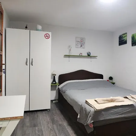 Vini With Private Parking