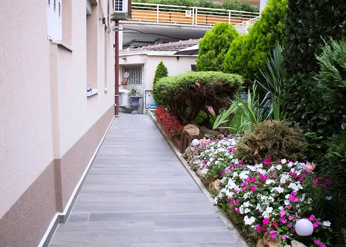 Vini With Private Parking * Скоп'є