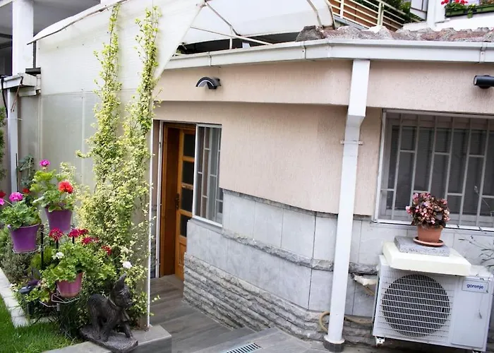 Vini With Private Parking Apartman Szkopje